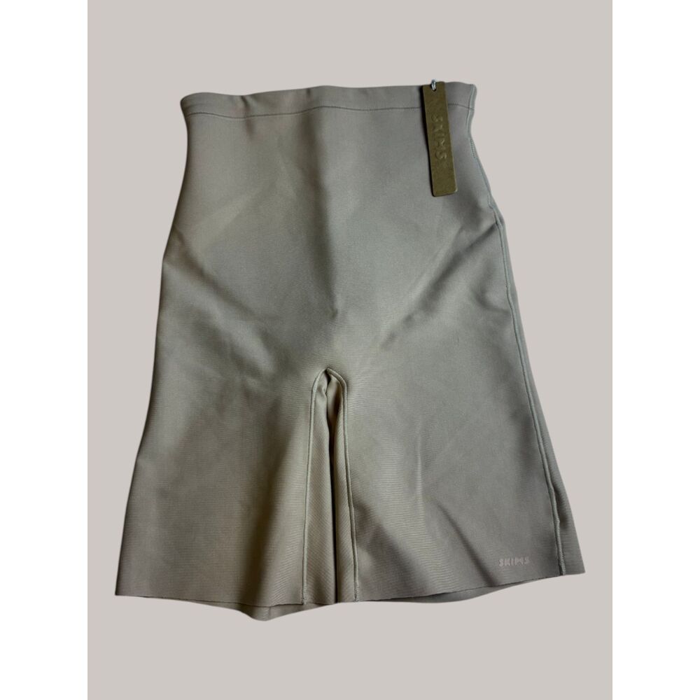 SKIMS Body Mid Rise Shorts Women's XS Clay Beige New With Tags